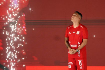 El creativo colombiano Juan Fernando Quintero fue presentado este jueves en la ciudad de Cali como refuerzo estelar del club América para 2025. EFE/ Ernesto Guzmán