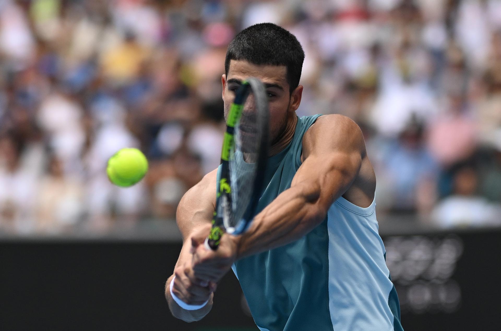 El español Carlos Alcaraz, tercer favorito del Abierto de Australia, se instaló este miércoles en la tercera ronda del torneo que se disputa en Melbourne al avasallar al japonés Yoshihito Nishioka con parciales de 6-0, 6-1 y 6-4. EFE/EPA/LUKAS COCH AUSTRALIA AND NEW ZEALAND OUT
