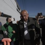 El titular del Instituto Nacional de Migración (INM), Francisco Garduño Yáñez, acudió este jueves al velorio del agente Luis Alberto Olivas, quien presuntamente fue privado de la vida por dos migrantes extranjeros en Ciudad Juárez (México). EFE/ Luis Torres