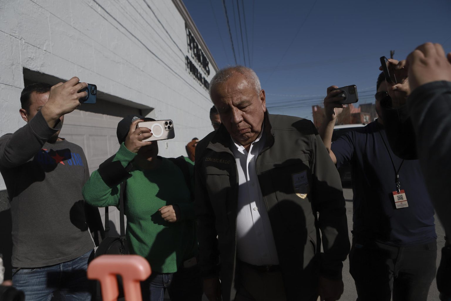 El titular del Instituto Nacional de Migración (INM), Francisco Garduño Yáñez, acudió este jueves al velorio del agente Luis Alberto Olivas, quien presuntamente fue privado de la vida por dos migrantes extranjeros en Ciudad Juárez (México). EFE/ Luis Torres