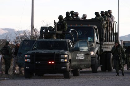 Fotografía de archivo del 9 de febrero de 2024 de personal del Ejercito Mexicano realizando labores de vigilancia en Ciudad Juárez, en Chihuahua (México). EFE/ Luis Torres