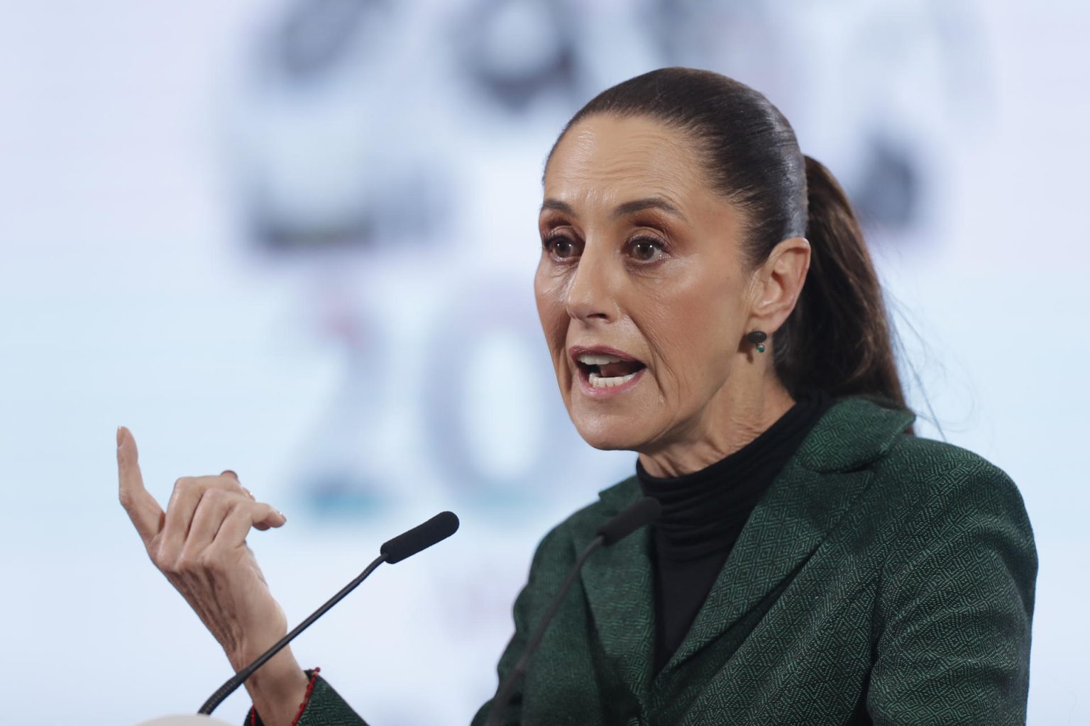 La presidenta de México, Claudia Sheinbaum, participa este jueves en una rueda de prensa en Palacio Nacional de la Ciudad de México (México). EFE/ Isaac Esquivel