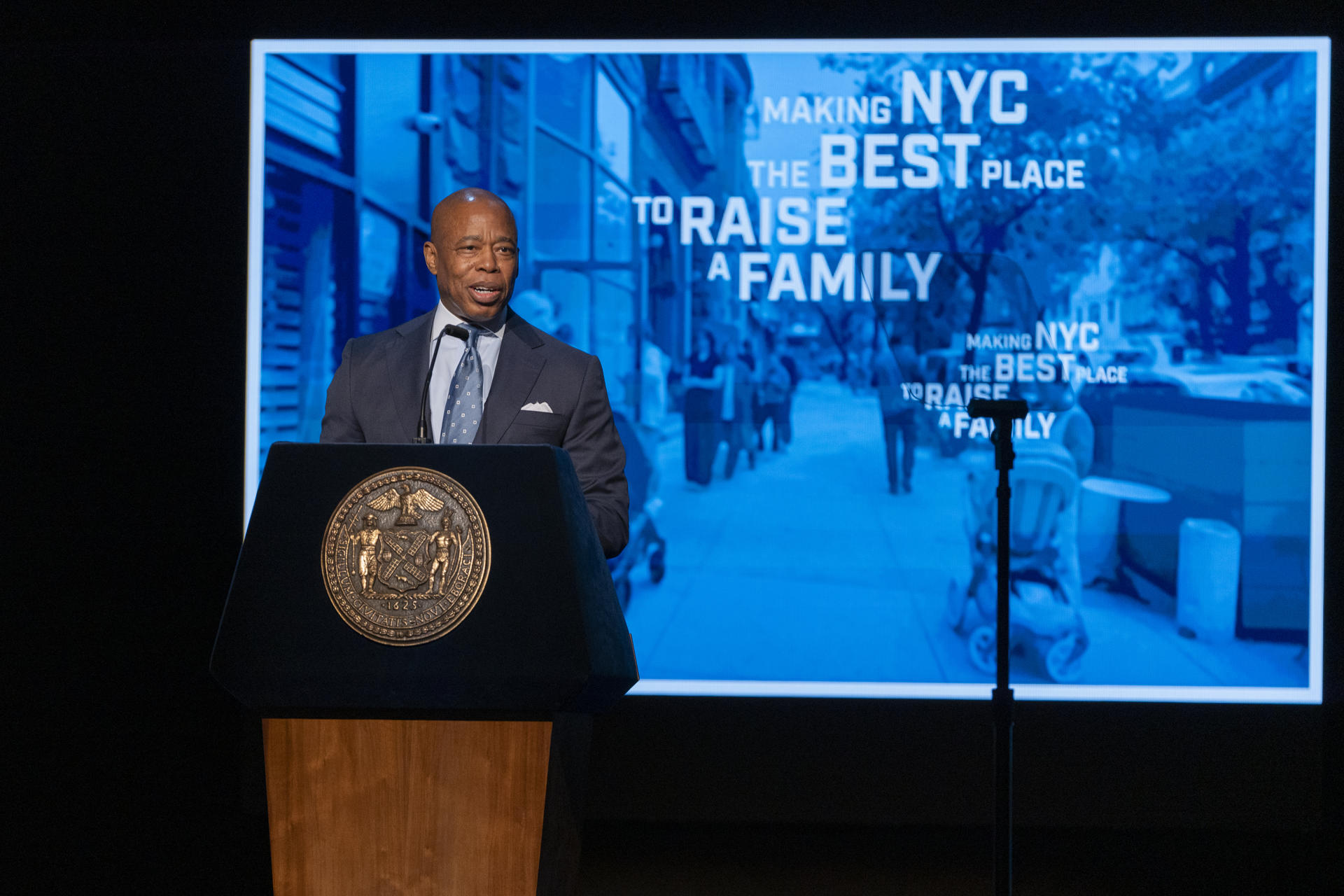 El alcalde de Nueva York, Eric Adams, habla durante la presentación de su plan de gobierno para el 2025 este jueves, en el teatro Apollo en Nueva York (Estados Unidos). EFE/ Ángel Colmenares
