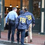 Agentes de FBI investigan la zona donde se llevó a cabo un atentado este jueves, en Nueva Orleans (Estados Unidos). EFE/ Octavio Guzmán