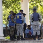 Agentes municipales despiertan a un migrante haitiano que dormía en las cercanías del Parque Enriquillo, en Santo Domingo (República Dominicana). Archivo. EFE/ Orlando Barría