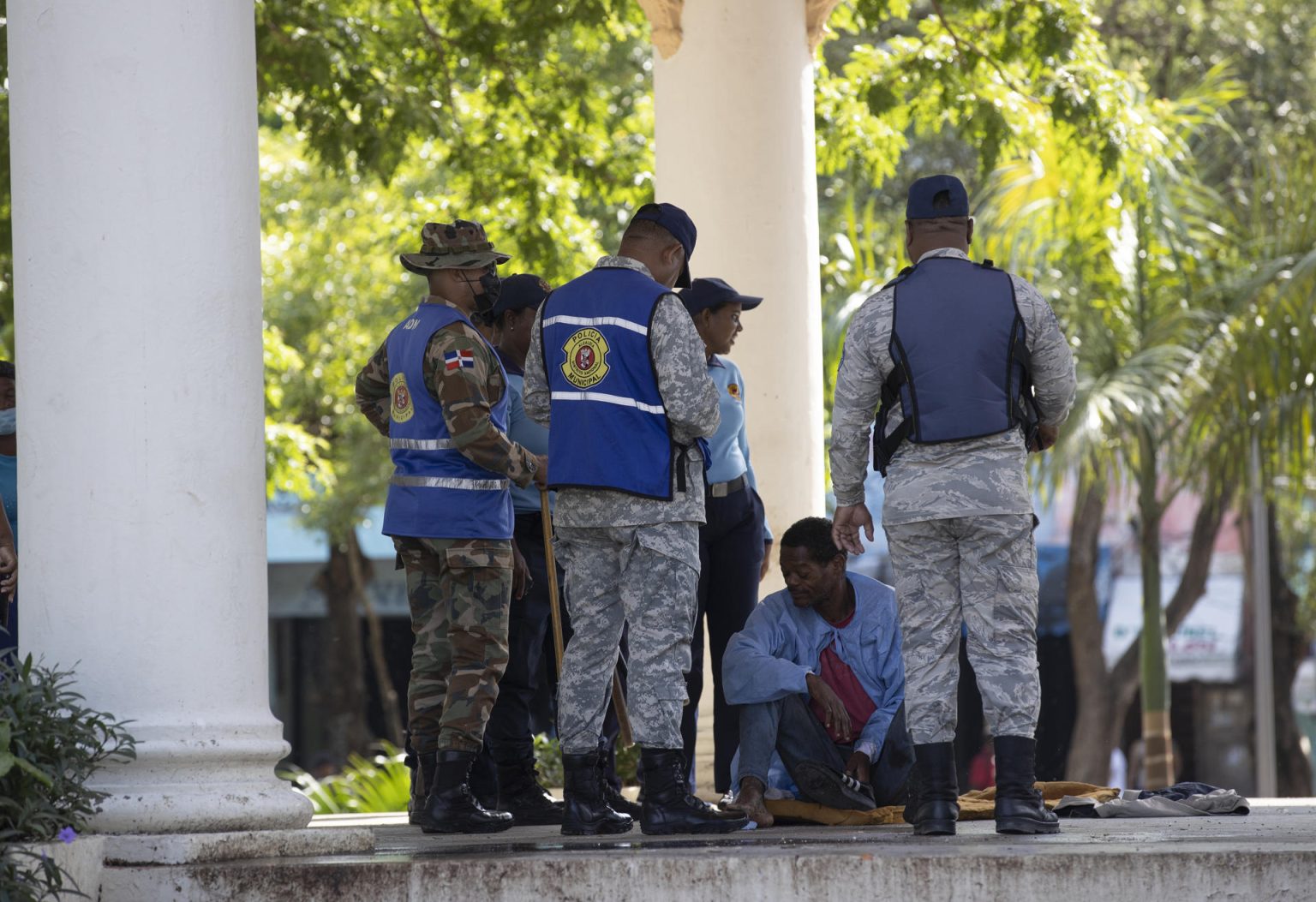 Agentes municipales despiertan a un migrante haitiano que dormía en las cercanías del Parque Enriquillo, en Santo Domingo (República Dominicana). Archivo. EFE/ Orlando Barría