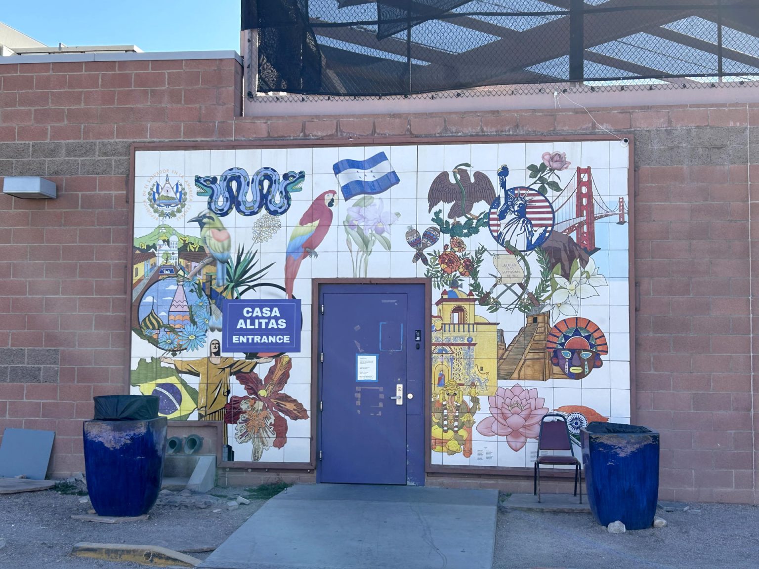 Fotografía de la fachada del albergue Casa Alitas este jueves, en Tucson (Estados Unidos). EFE/ María León