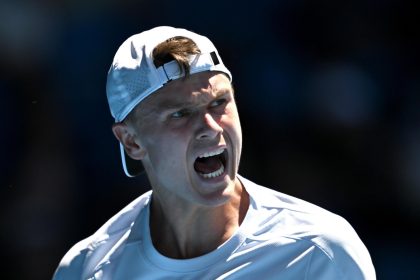 El danés Holger Rune debió emplearse al máximo para avanzar este martes a la segunda ronda del Abierto de Australia a expensas del chino Zhang Zhizhen.EFE/EPA/LUKAS COCH