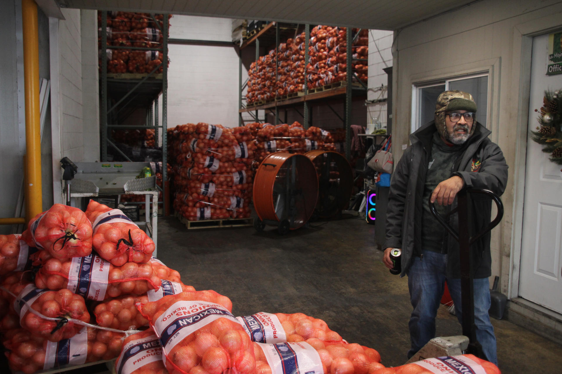 Un hombre descansa en un bodega de la central de abastos McAllen este miércoles, en Texas (Estados Unidos). EFE/ James Rodríguez
