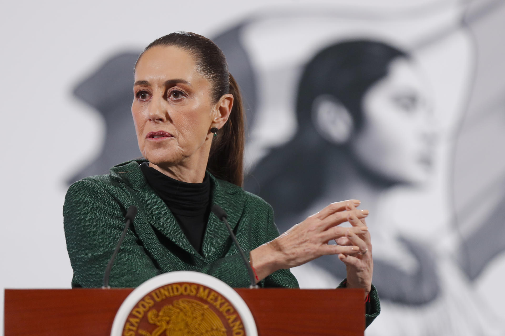 La presidenta de México, Claudia Sheinbaum, habla en una rueda de prensa este jueves, en el Palacio Nacional en la Ciudad de México (México). EFE/Isaac Esquivel
