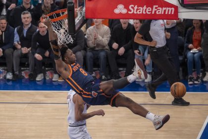 OG Anunoby de los Knicks sella un mate durante el juego que ganaron este miércoles por 122-112 a Denver Nuggets en el Madison Square de Nueva York. EFE/ Ángel Colmenares