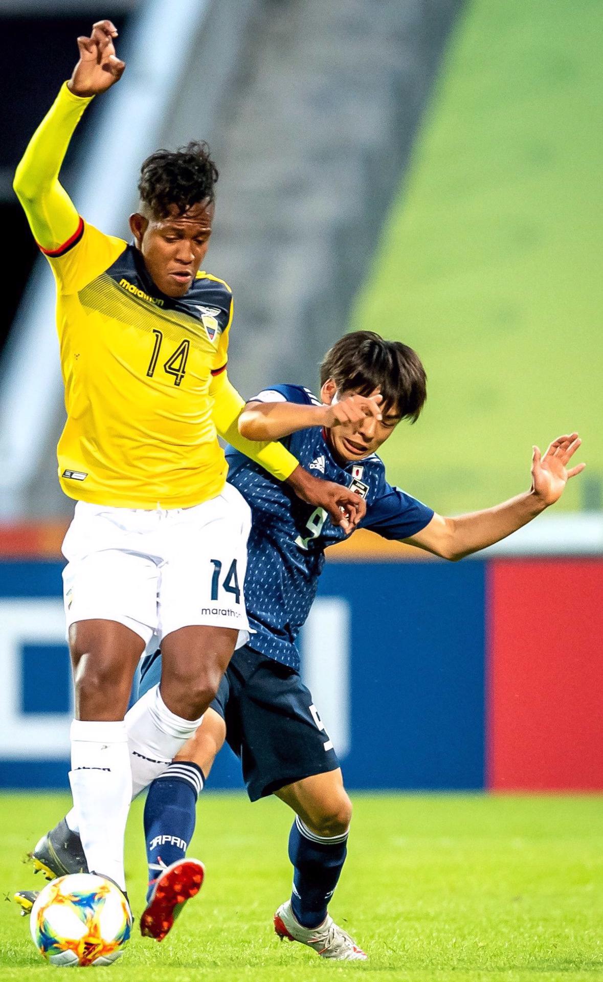 Foto de archivo en un partido con la selección de Ecuador del defensor Richard Alexander Mina, quien este 4 de enero resultó herido de bala en circunstancias desconocidas en la ciudad portuaria de Guayaquil, donde nació hace 25 años. EFE/ Tytus Omijewski