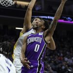 Sacramento (United States), 23/01/2025.- Sacramento Kings guard Malik Monk (R) goes to the basket as Golden State Warriors forward Trayce Jackson-Davis (L) defends during the second half of the NBA game between the Golden State Warriors and the Sacramento Kings in Sacramento, California, USA, 22 January 2025. (Baloncesto) EFE/EPA/JOHN G. MABANGLO SHUTTERSTOCK OUT