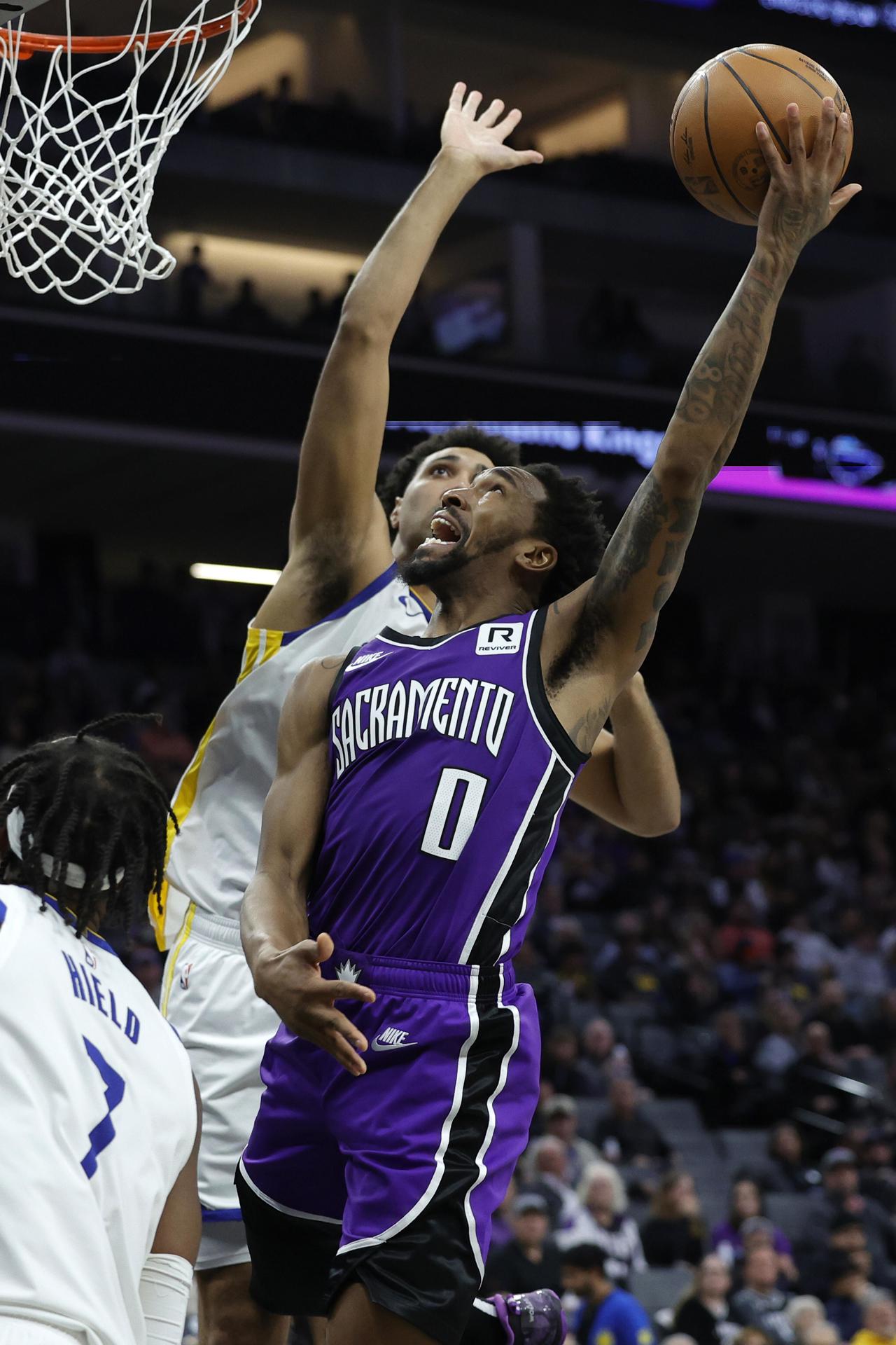 Sacramento (United States), 23/01/2025.- Sacramento Kings guard Malik Monk (R) goes to the basket as Golden State Warriors forward Trayce Jackson-Davis (L) defends during the second half of the NBA game between the Golden State Warriors and the Sacramento Kings in Sacramento, California, USA, 22 January 2025. (Baloncesto) EFE/EPA/JOHN G. MABANGLO SHUTTERSTOCK OUT