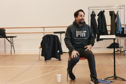 Fotografía cedida por Emilio Madrid donde aparece Lin-Manuel Miranda durante un ensayo de la puesta teatral 'All-In: Comedy About Love'. EFE/ Emilio Madrid /SOLO USO EDITORIAL NO VENTAS /SOLO DISPONIBLE PARA ILUSTRAR LA NOTICIA QUE ACOMPAÑA (CRÉDITO OBLIGATORIO)