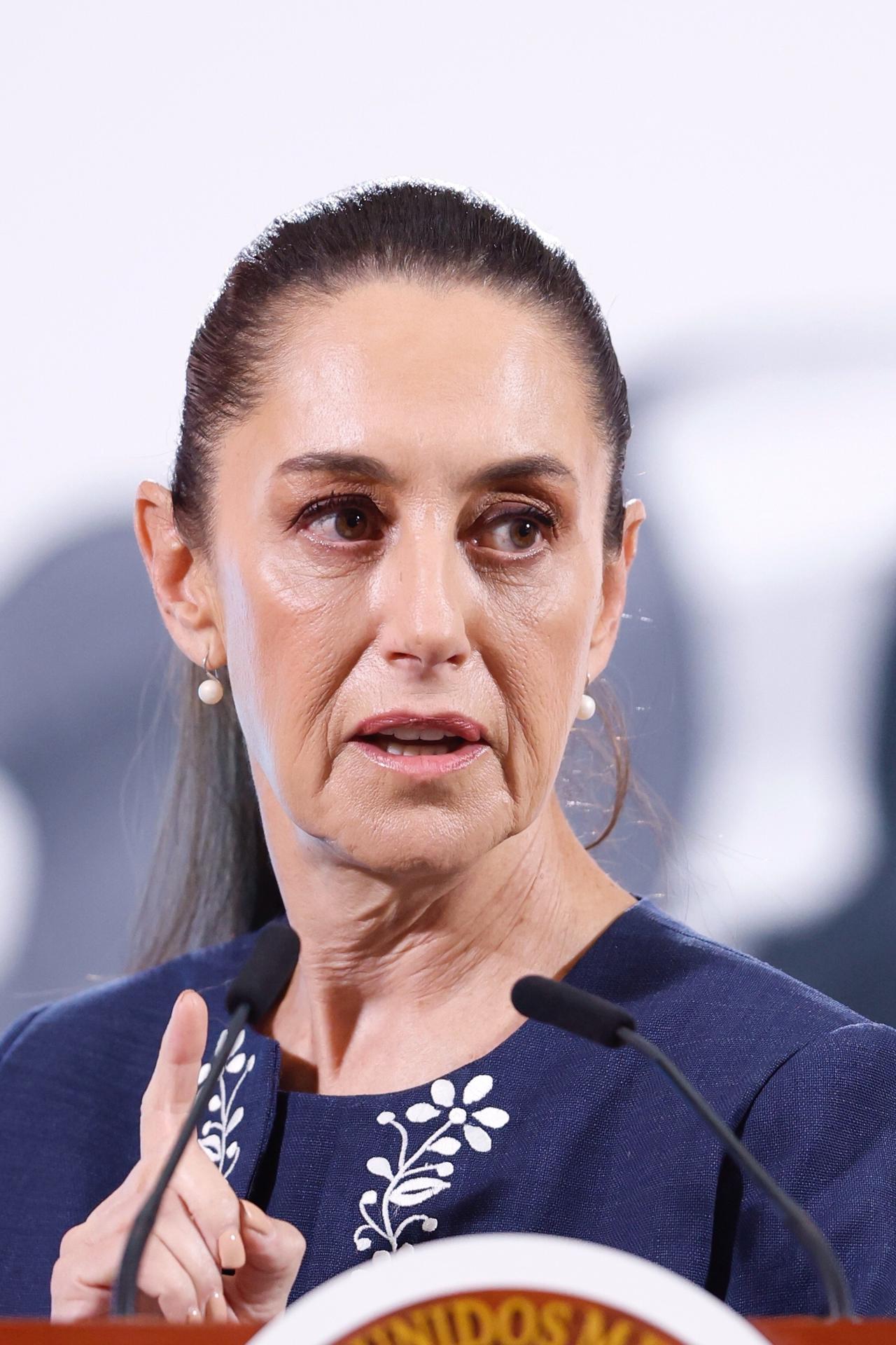 La presidenta de México, Claudia Sheinbaum, participa este viernes durante su conferencia matutina en Palacio Nacional en la Ciudad de México (México). EFE/ Sáshenka Gutiérrez
