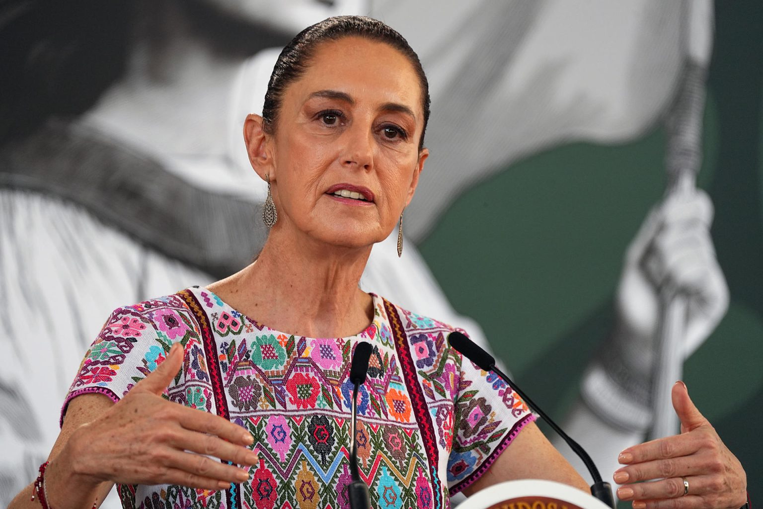 La presidenta de México, Claudia Sheinbaum, habla durante su rueda de prensa diaria este viernes, en Acapulco, estado de Guerrero (México). EFE/ David Guzmán.