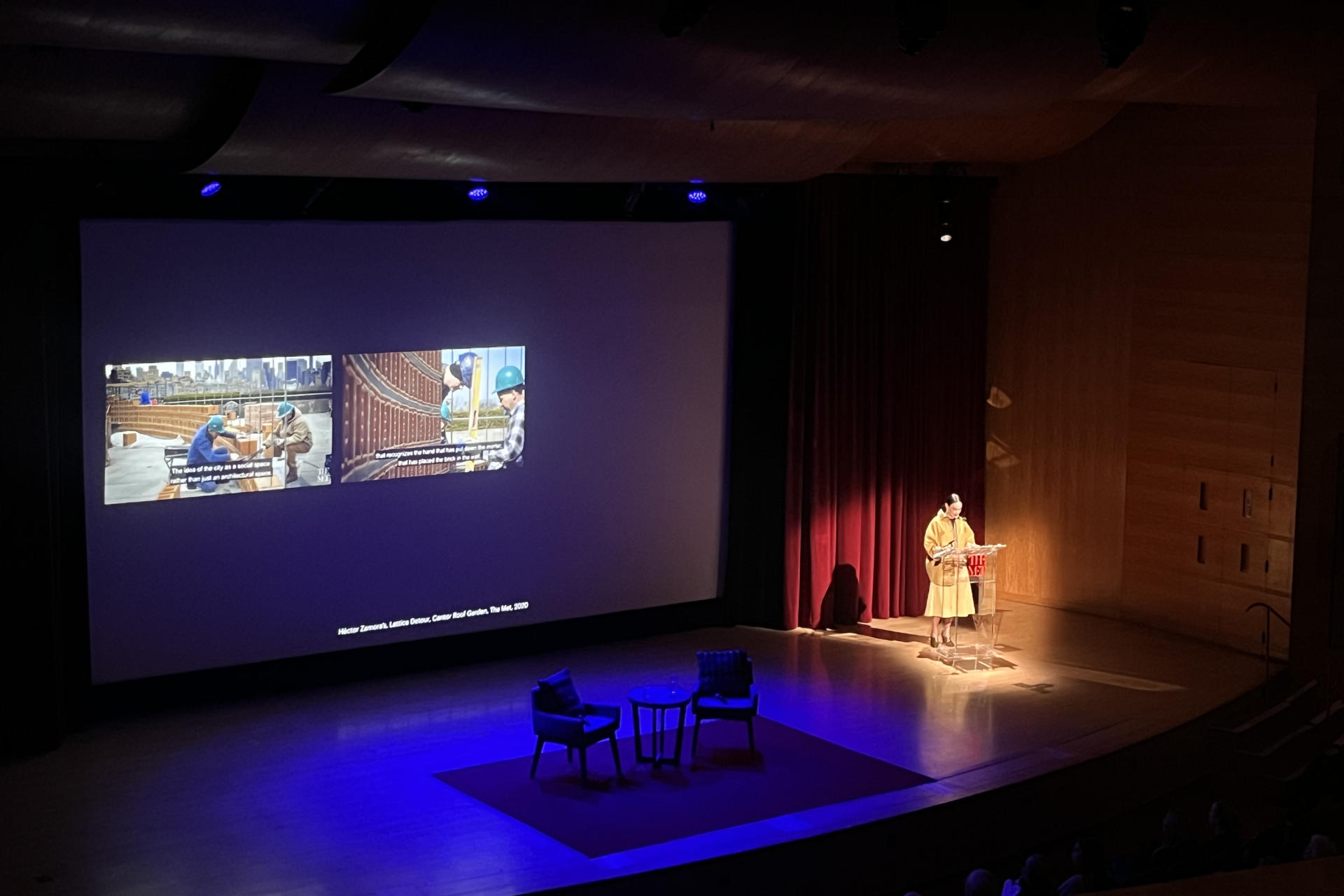 La arquitecta mexicana Frida Escobedo habla durante una charla este martes en el Museo de Arte Metropolitano (MET) de Nueva York (EE.UU.). EFE/ Nora Quintanilla MÁXIMA CALIDAD DISPONIBLE
