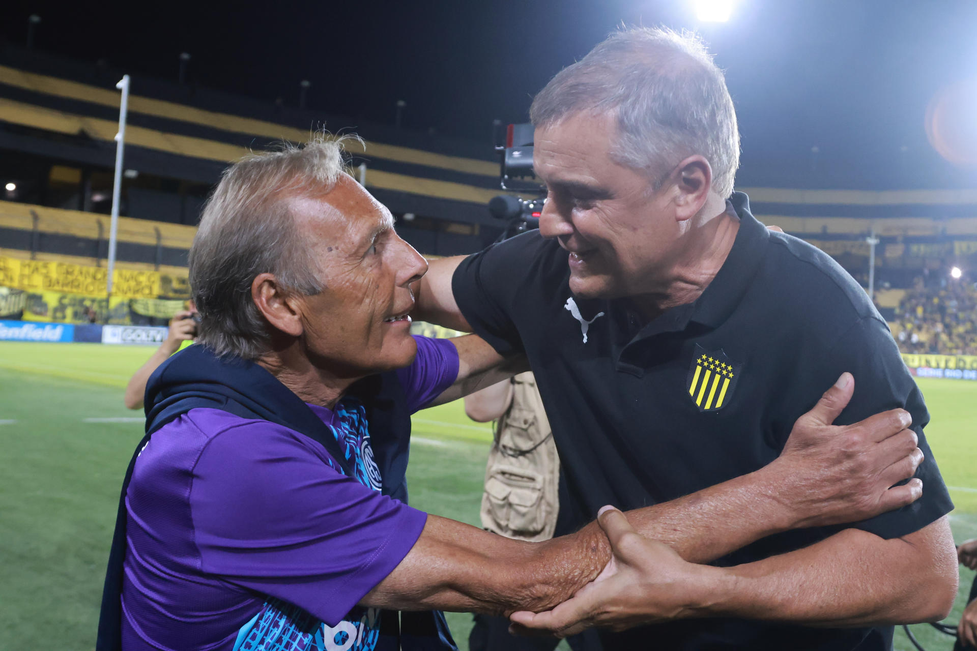 El entrenador de San Lorenzo, Miguel Ángel Russo (i) saluda este jueves a su colega de Peñarol, Diego Aguirre (d), tras el partido que el equipo argentino ganó por 1-2 al uruguayo en el estadio Campeón del Siglo de Montevideo. EFE/ Gastón Britos
