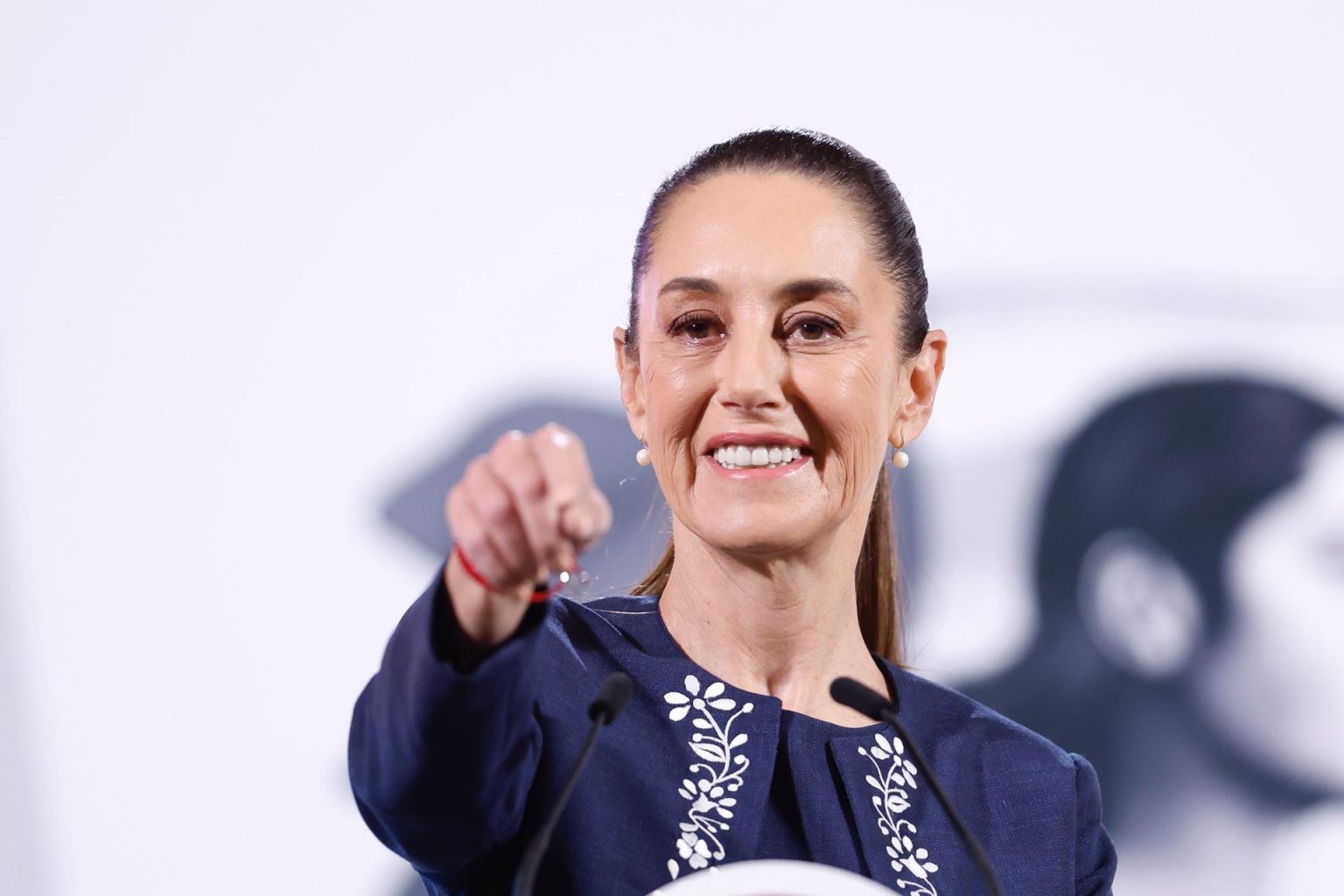 La presidenta de México, Claudia Sheinbaum, señala durante su conferencia matutina este viernes, en el Palacio Nacional en la Ciudad de México (México). EFE/ Sáshenka Gutiérrez