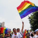 Imagen de archivo de una bandera de la comunidad LGBT. EFE/Francisco Guasco