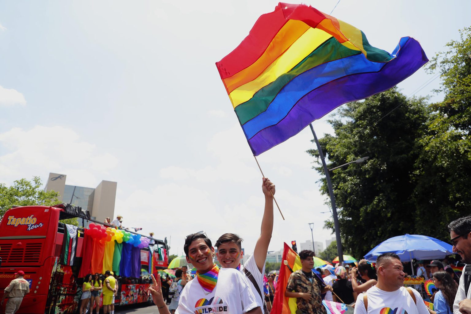 Imagen de archivo de una bandera de la comunidad LGBT. EFE/Francisco Guasco