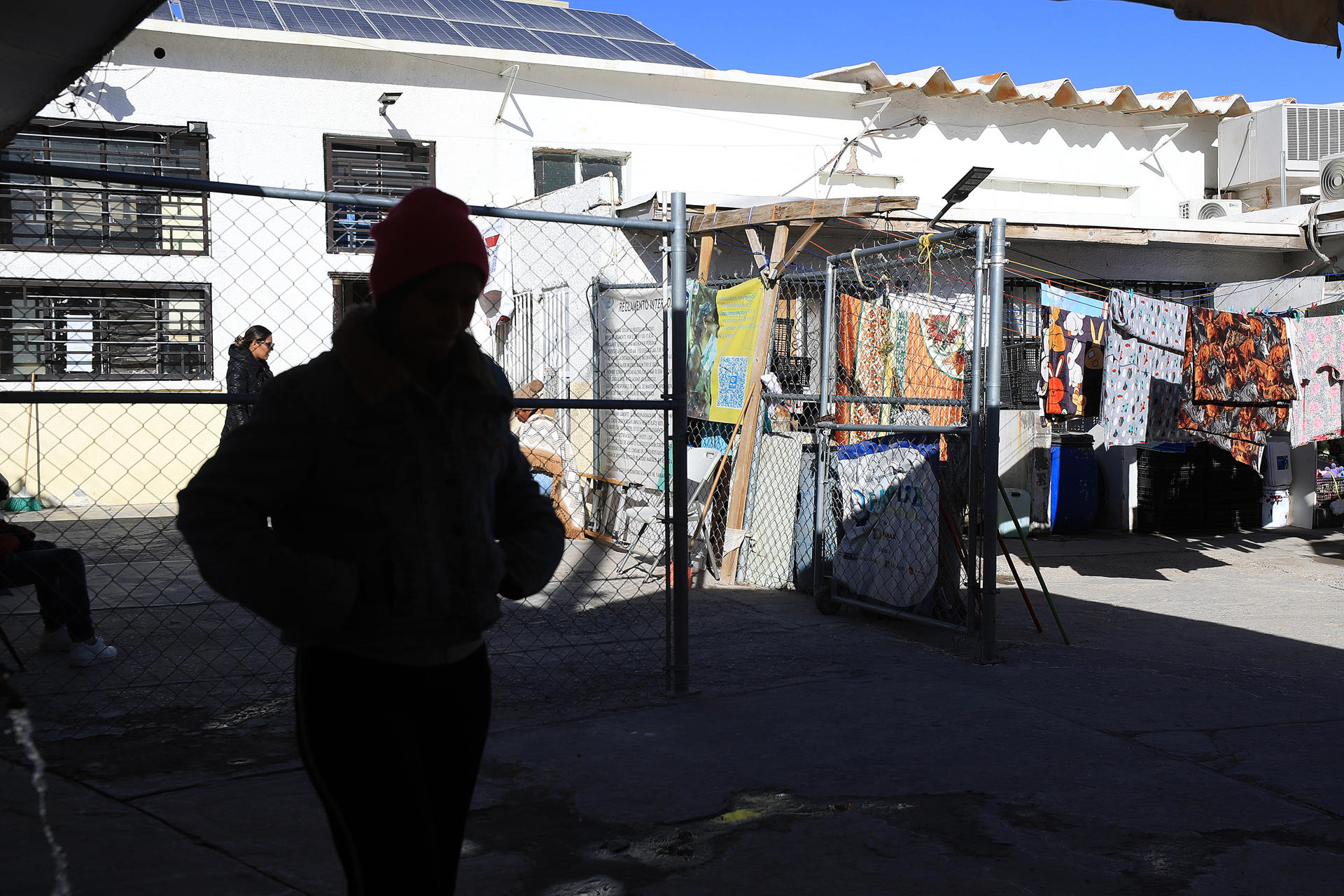 Una migrante camina en el albergue 'El buen samaritano' este martes, en Ciudad Juárez en Chihuahua (México). EFE/ Luis Torres
