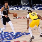 Victor Wembanyama en el calentamiento del partido de este jueves ante Indiana Pacers, correspondiente a la liga regular de la NBA jugado en París. EFE/EPA/Mohammed Badra