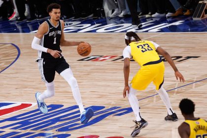 Victor Wembanyama en el calentamiento del partido de este jueves ante Indiana Pacers, correspondiente a la liga regular de la NBA jugado en París. EFE/EPA/Mohammed Badra