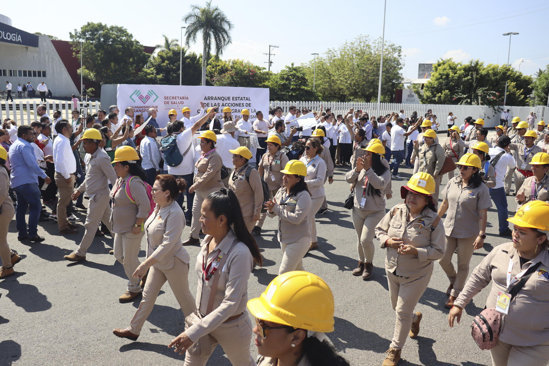 Trabajadores de la Secretaría Salud del estado desfilan durante un acto protocolario este jueves en el municipio de Tapachula, en Chiapas (México). EFE/ Juan Manuel Blanco
