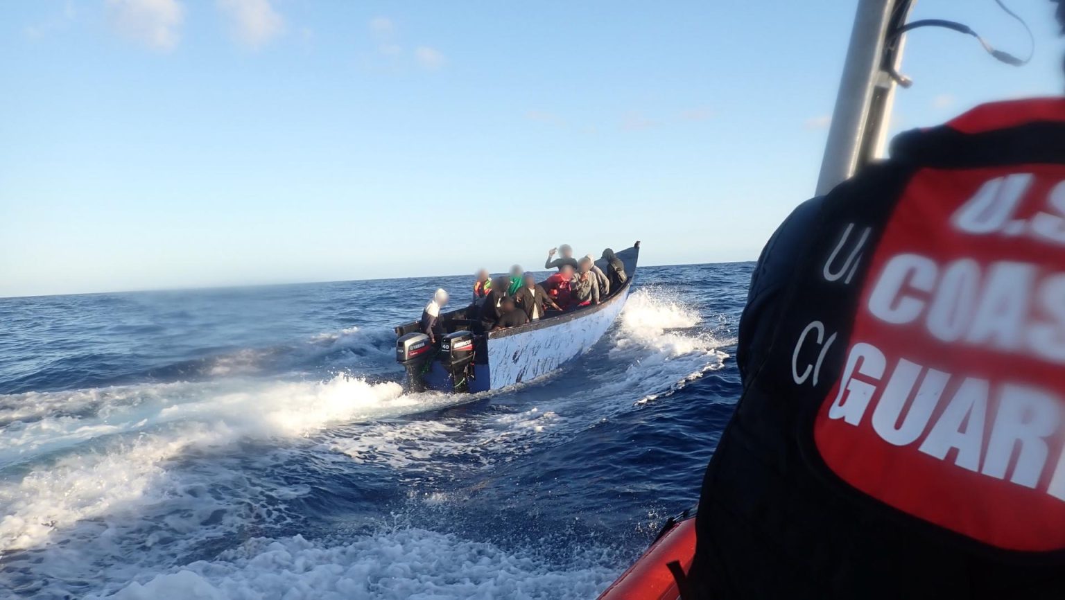 Fotografía cedida por la Guardia Costera de EE.UU. de miembros de la tripulación del buque costero Joseph Tezanos persiguiendo una embarcación improvisada con migrantes este lunes, en una intervención en San Juan (Puerto Rico). EFE/ Guardia Costera de EE.UU. /SOLO USO EDITORIAL/SOLO DISPONIBLE PARA ILUSTRAR LA NOTICIA QUE ACOMPAÑA (CRÉDITO OBLIGATORIO)