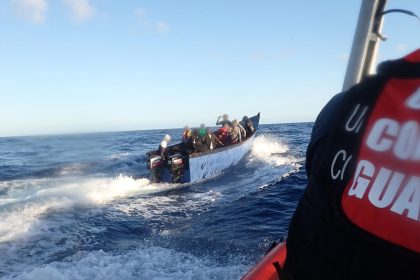 Fotografía cedida por la Guardia Costera de EE.UU. de miembros de la tripulación del buque costero Joseph Tezanos persiguiendo una embarcación improvisada con migrantes este lunes, en una intervención en San Juan (Puerto Rico). EFE/ Guardia Costera de EE.UU. /SOLO USO EDITORIAL/SOLO DISPONIBLE PARA ILUSTRAR LA NOTICIA QUE ACOMPAÑA (CRÉDITO OBLIGATORIO)