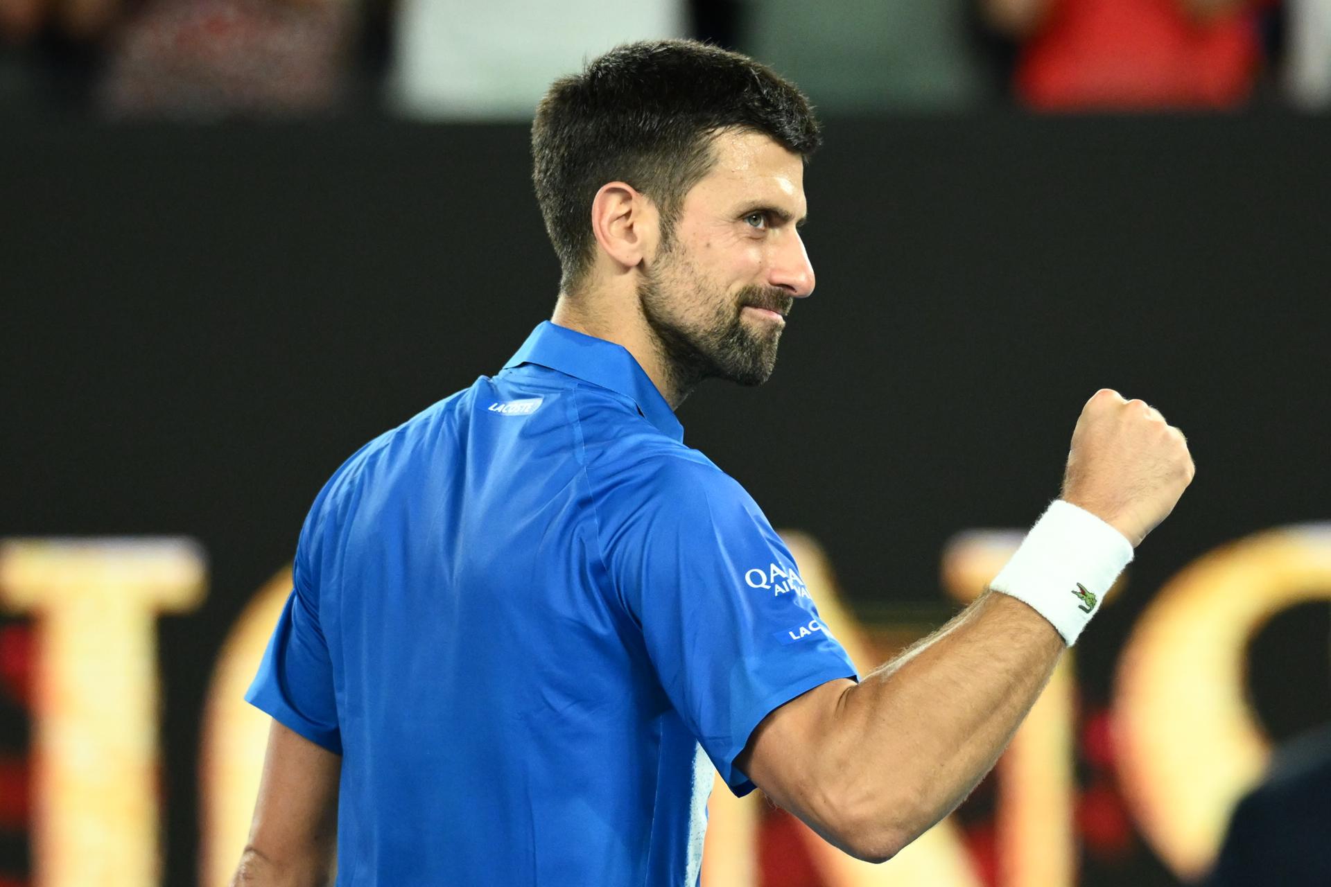 El serbio Novak Djokovic se convirtió este miércoles en el jugador con más partidos individuales jugados de Grand Slam en la historia del tenis, 430, en coincidencia con el que ganó al portugués Jaime Faria en la segunda ronda del torneo que se juega en Melbourne. EFE/EPA/JOEL CARRETT
