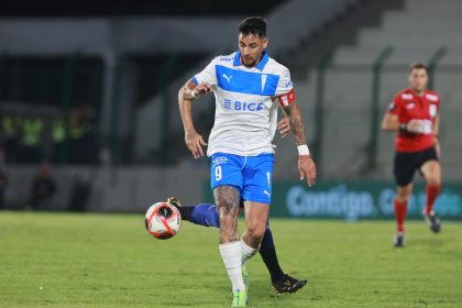 Fernando Zampedri, delantero del club chileno Universidad Católica, aportó este martes dos goles al triunfo por 3-2 sobre Atlético Tucumán en el estadio Domingo Burgueño Miguel de la ciudad uruguaya de Maldonado. EFE/ Gastón Britos