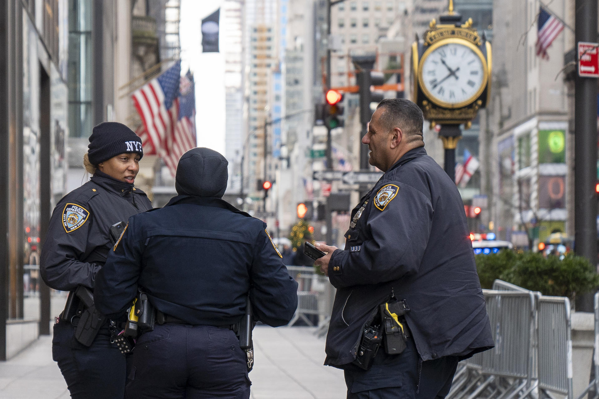 Integrantes de la Policía de New York hablan afuera de la Torre Trump este jueves, en 5 av de Manhattan New York (EE.UU.). EFE/ Ángel Colmenares
