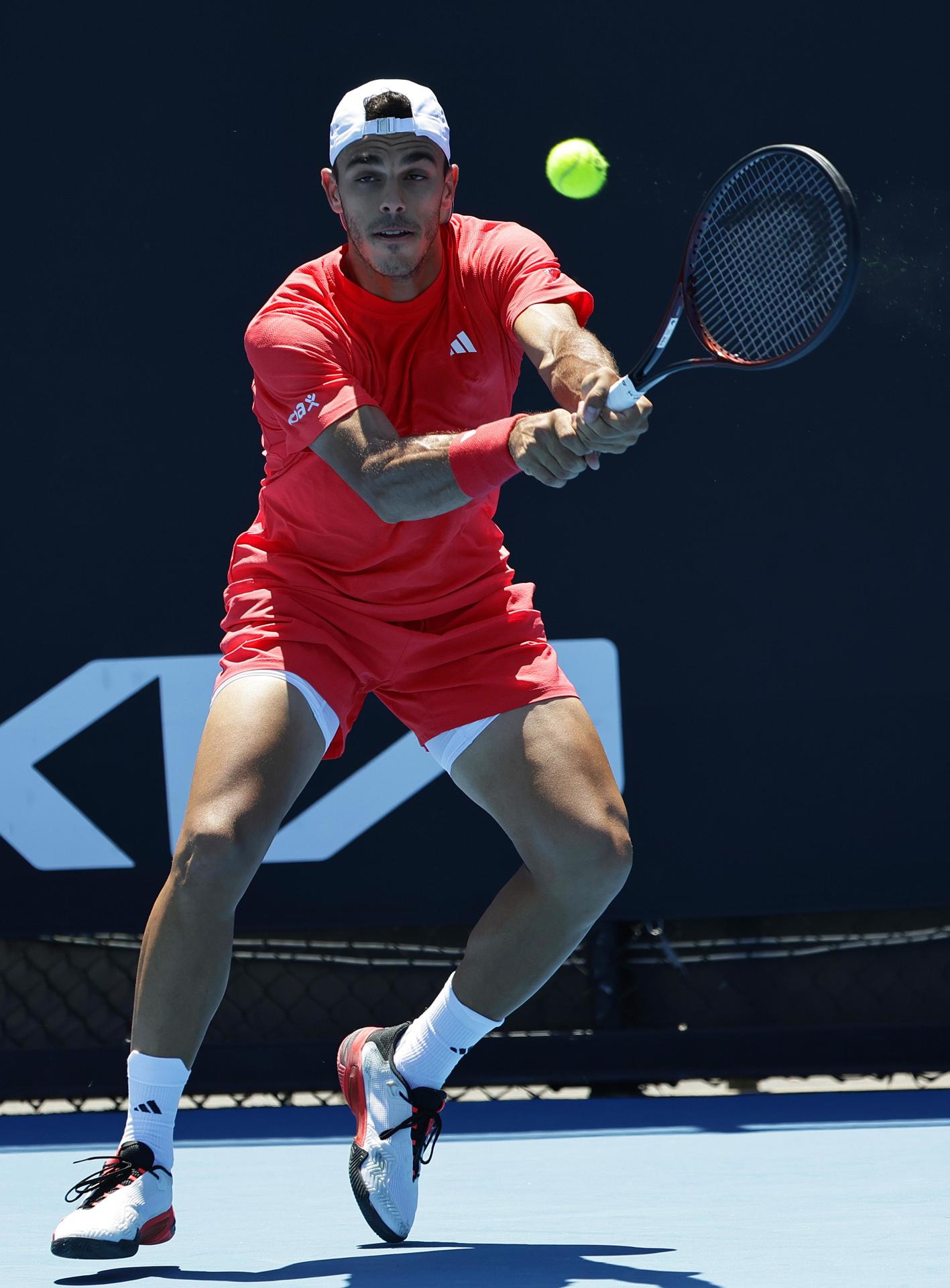 Francisco Cerundolo se convirtió este martes en el primer argentino que alcanza la segunda ronda del Abierto de Australia. EFE/EPA/ROLEX DELA PENA
