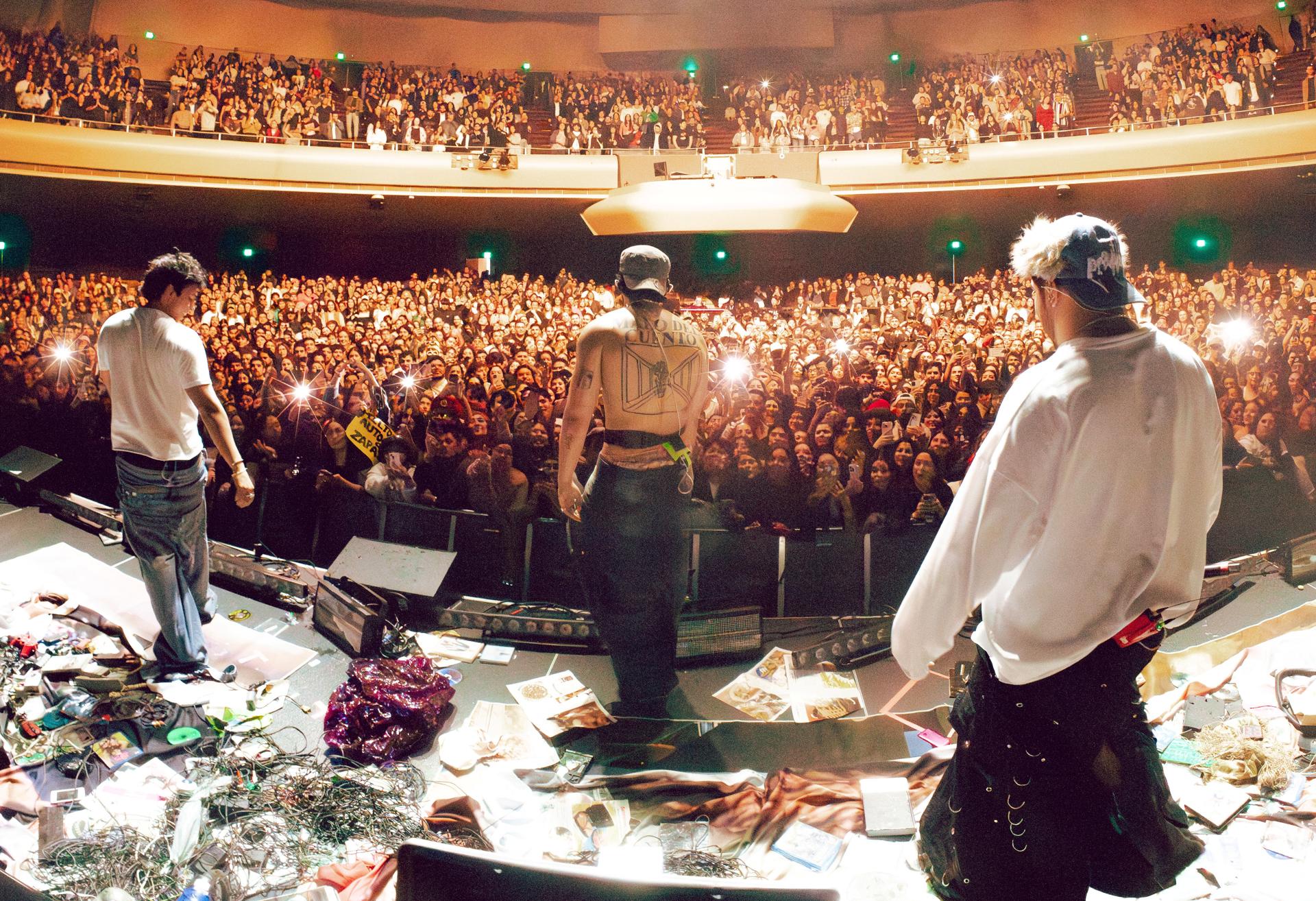 Fotografía cedida por Live Nation del trío Latin Mafia durante el primer concierto de su gira estadounidense 'Te odio y te extraño mucho' este jueves, el auditorio The Masonic en San Francisco (Estados Unidos). EFE/ Live Nation /SOLO USO EDITORIAL/SOLO DISPONIBLE PARA ILUSTRAR LA NOTICIA QUE ACOMPAÑA (CRÉDITO OBLIGATORIO)
