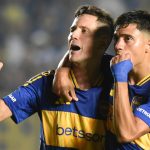 El español Ander Herrera (i) y el argentino Exequiel Zeballos celebran este miércoles uno de los 5 goles que Boca Juniors infligió al club Argentino de Monte Maíz en el comienzo de la Copa Argentina durante jugado en el estadio Brigadier General Estanislao López en Santa Fe. EFE/ Javier Escobar