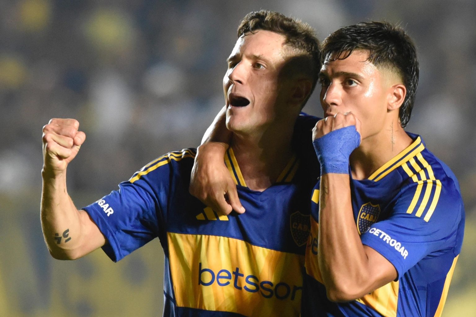 El español Ander Herrera (i) y el argentino Exequiel Zeballos celebran este miércoles uno de los 5 goles que Boca Juniors infligió al club Argentino de Monte Maíz en el comienzo de la Copa Argentina durante jugado en el estadio Brigadier General Estanislao López en Santa Fe. EFE/ Javier Escobar