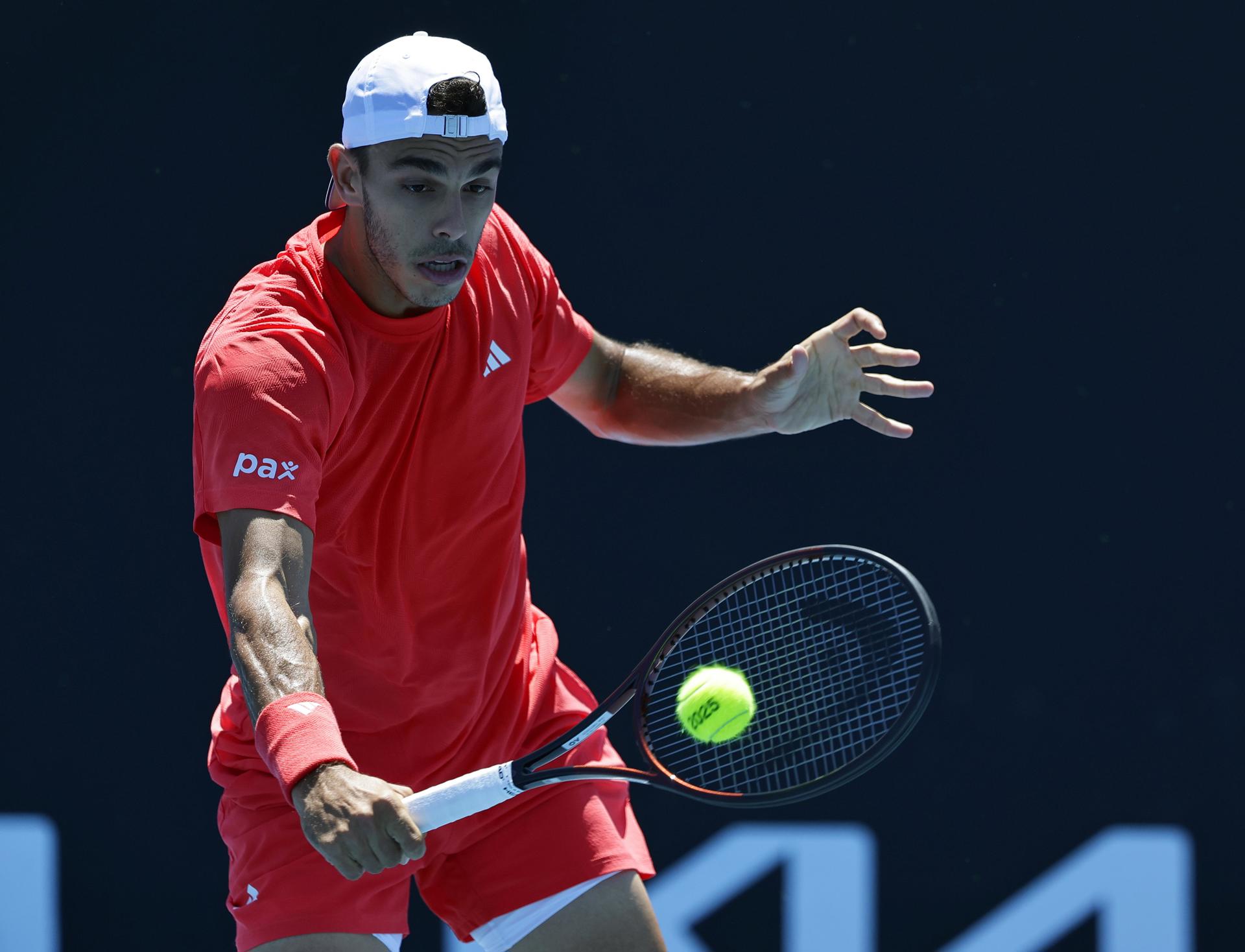 El argentino Francisco Cerundolo avanzó este martes a la segunda ronda del Abierto de Australia al derrotar al kazajo Alexander Bublik. EFE/EPA/ROLEX DELA PENA
