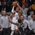 Dariq Whitehead (d) de Brooklyn Nets, disputa un balón con Tyus Jones de Phoenix Suns este miércoles, durante el juego que los visitantes ganaron con holgura por 84-108 en el Barclays Center en Nueva York. EFE/ Ángel Colmenares.