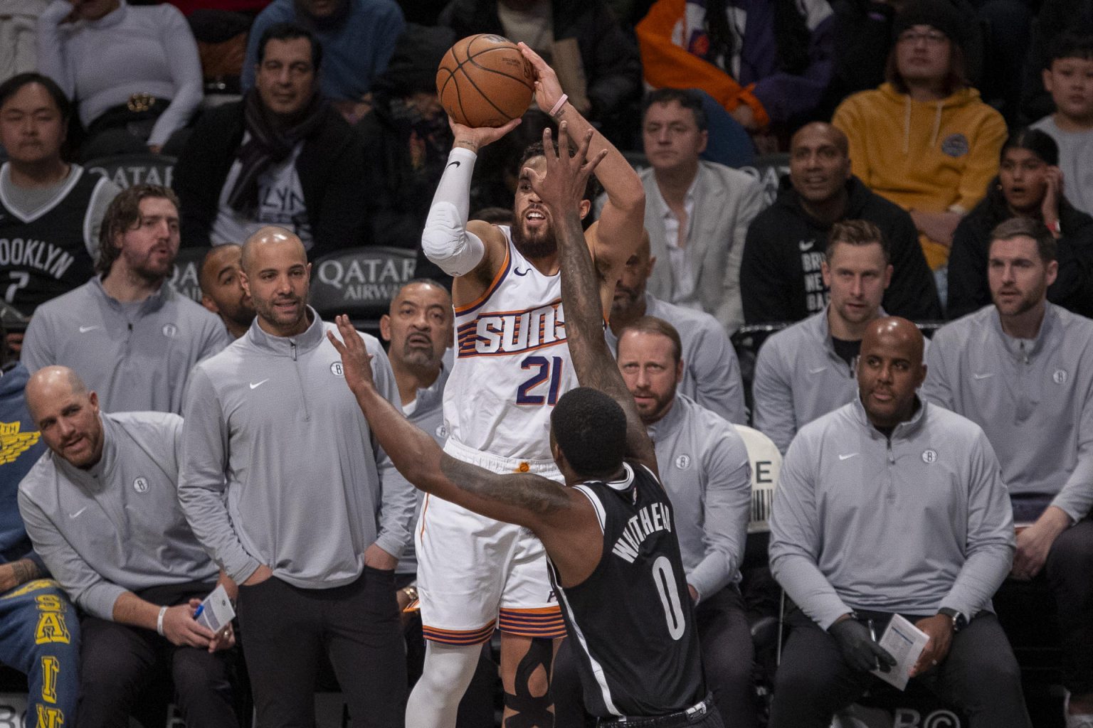 Dariq Whitehead (d) de Brooklyn Nets, disputa un balón con Tyus Jones de Phoenix Suns este miércoles, durante el juego que los visitantes ganaron con holgura por 84-108 en el Barclays Center en Nueva York. EFE/ Ángel Colmenares.