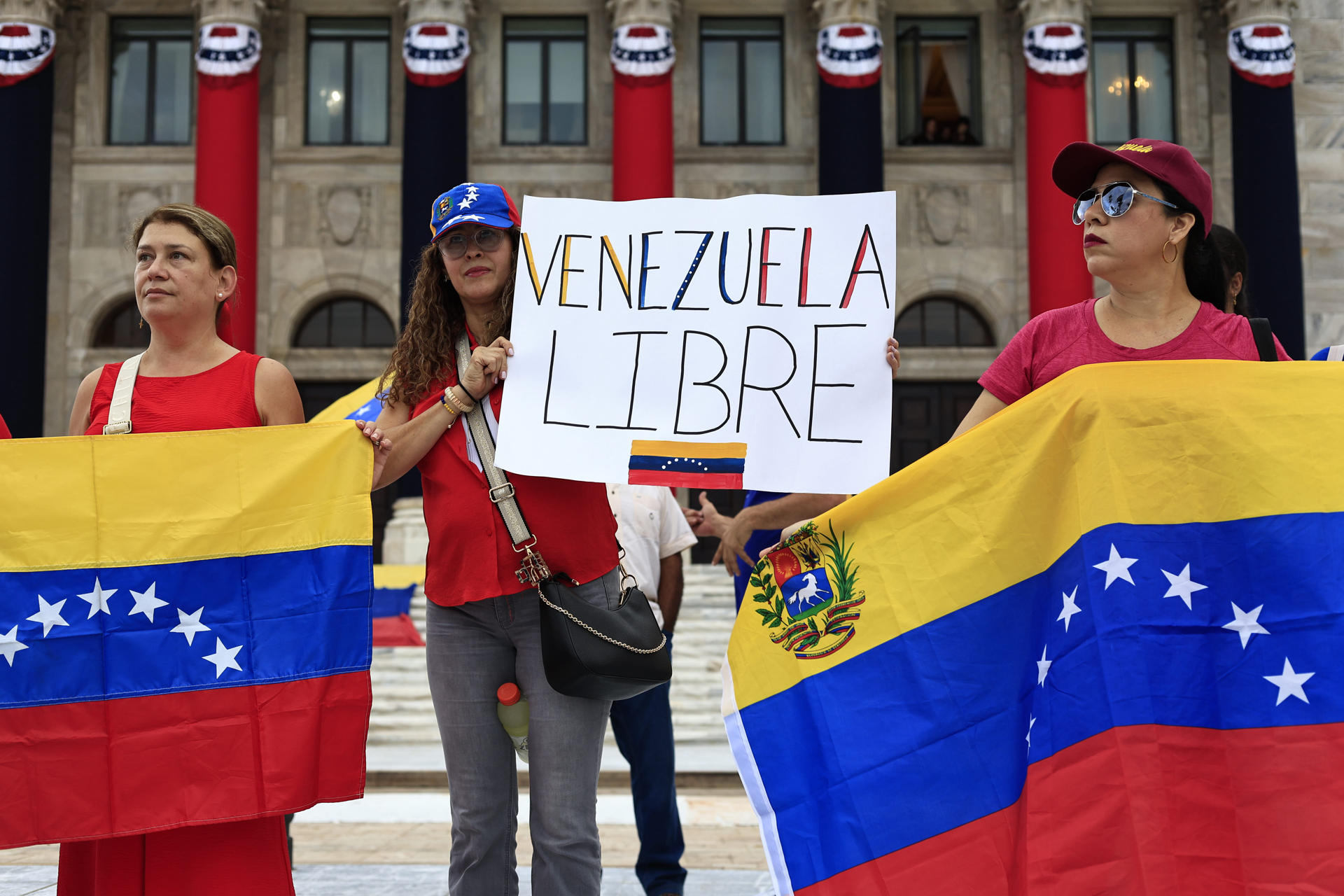 Una mujer sostiene un cartel durante una manifestación este jueves, frente al capitolio en San Juan (Puerto Rico). EFE/ Thais Llorca
