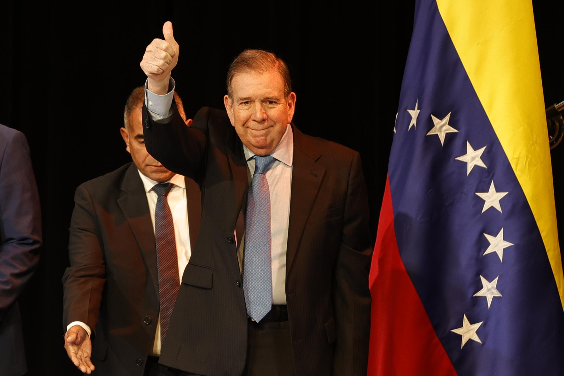 El líder opositor venezolano Edmundo González Urrutia saluda este miércoles, en la Ciudad de Panamá (Panamá). EFE/ Bienvenido Velasco
