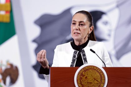 La presidenta de México, Claudia Sheinbaum, habla durante una rueda de prensa este jueves, en el Palacio Nacional en la Ciudad de México (México). EFE/ Sáshenka Gutiérrez