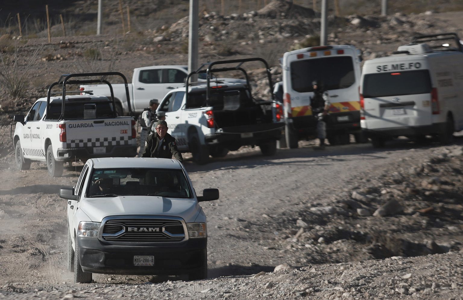 Agentes de la Guardia Nacional, policía estatal y peritos investigan la zona donde fue encontrado el cuerpo de un agente del Instituto Nacional de Migración (INM), el 30 de diciembre de 2024 en Ciudad Juárez (México). EFE/ Luis Torres