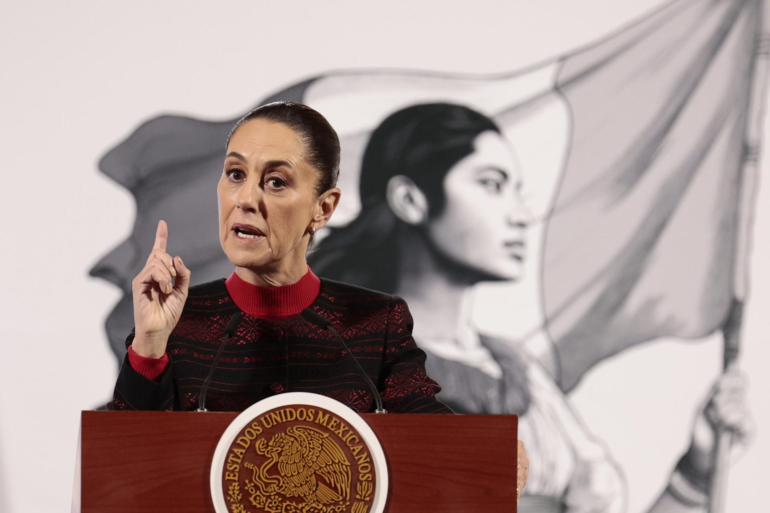 La presidenta de México, Claudia Sheinbaum, habla durante su conferencia de prensa matutina este miércoles, en el Palacio Nacional en la Ciudad de México (México). EFE/ José Méndez