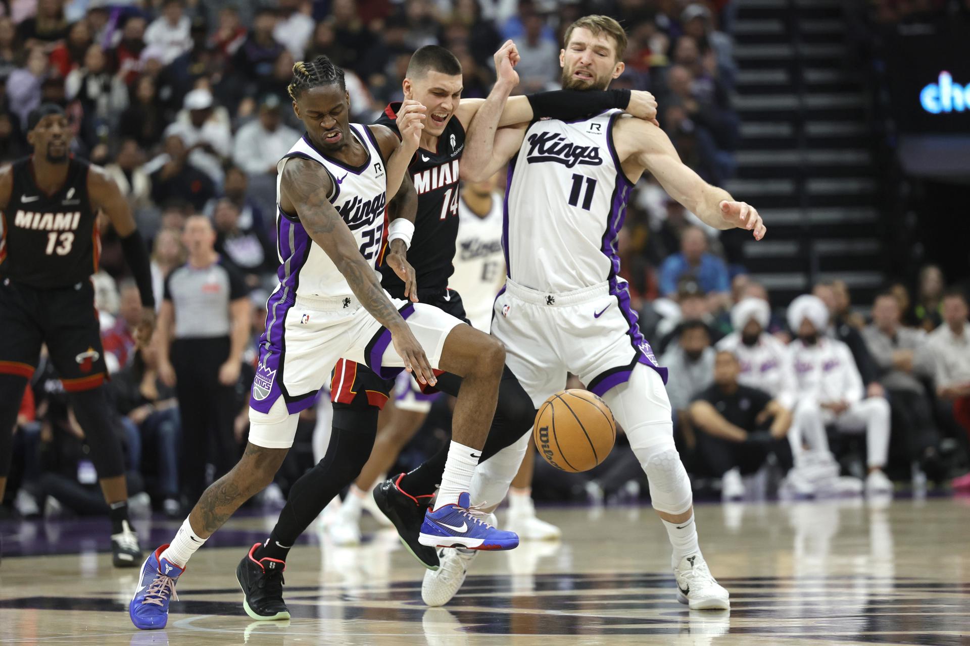 El base de los Sacramento Kings, Keon Ellis (i), y su compañero, el ala-pívot Domantas Sabonis (d), buscan recuperar el balón dejado por el escolta de Miami Heat, Tyler Herro (c), este lunes, durante un partido jugado en Sacramento (California) EFE/EPA/JOHN G. MABANGLO
