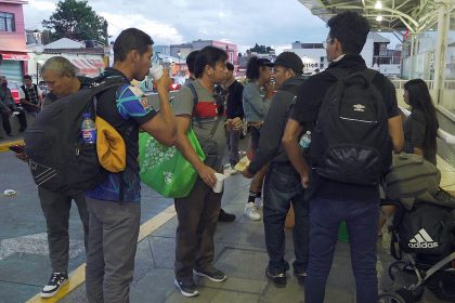 Migrantes reciben alimentos este lunes, en la ciudad de Oaxaca (México). EFE/ Jesús Méndez