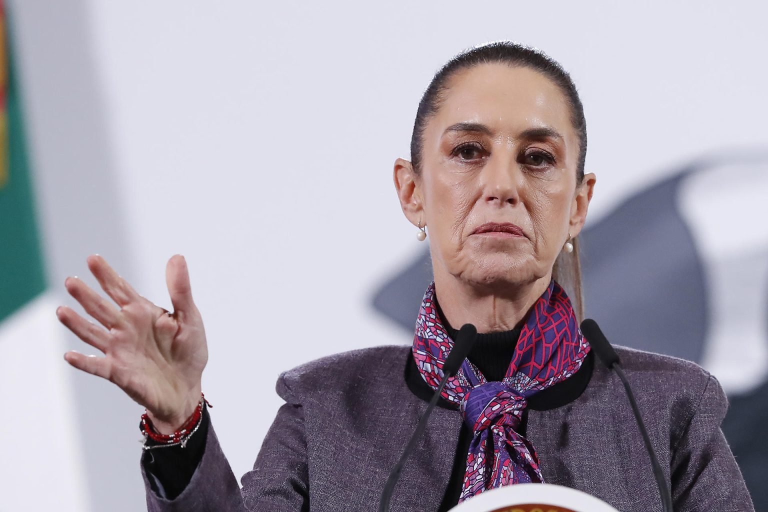 La presidenta de México, Claudia Sheinbaum habla en una rueda de prensa este martes, en el Palacio Nacional de la Ciudad de México (México). EFE/ Mario Guzmán